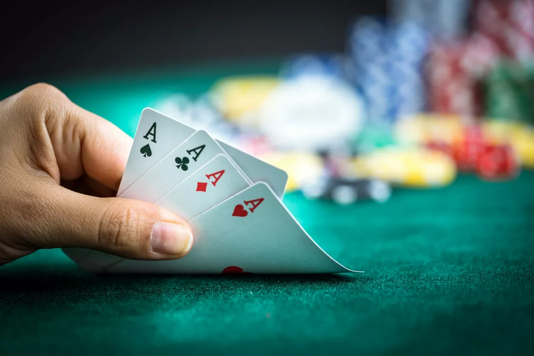How to play a pair of Aces of Spades in a casino hold'em game?