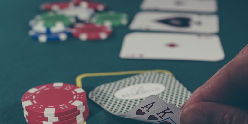 What is the value of each poker chip in Texas Hold'em?